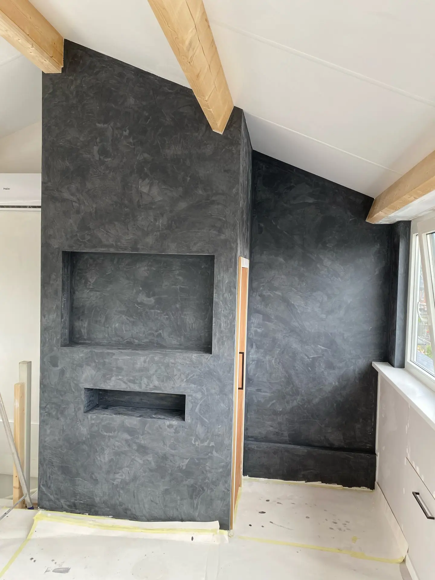 Donkere betonlook design stuc als detail