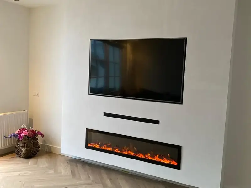 Dezelfde tv-wand na het design stucwerk, strak afgewerkt met sfeerhaard