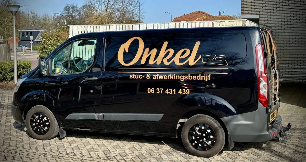 De bedrijfsbus van Onkel Stuc- & Afwerkingsbedrijf, met het gouden Onkel-logo, in Maarssen