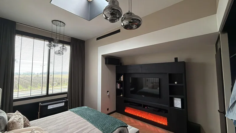 Design stuc tv-wand in een moderne slaapkamer met strakke lijnen