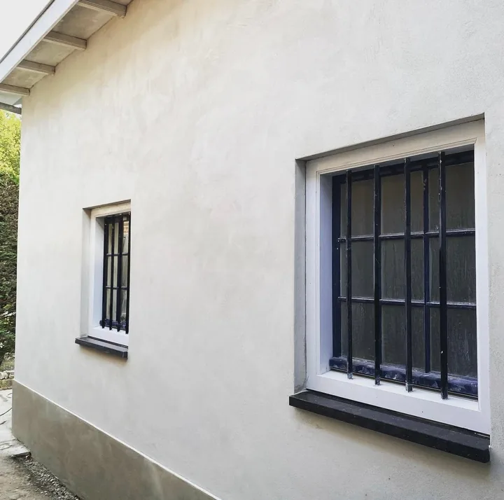 Buitengevel van een woning voorzien van stucwerk en sierpleister