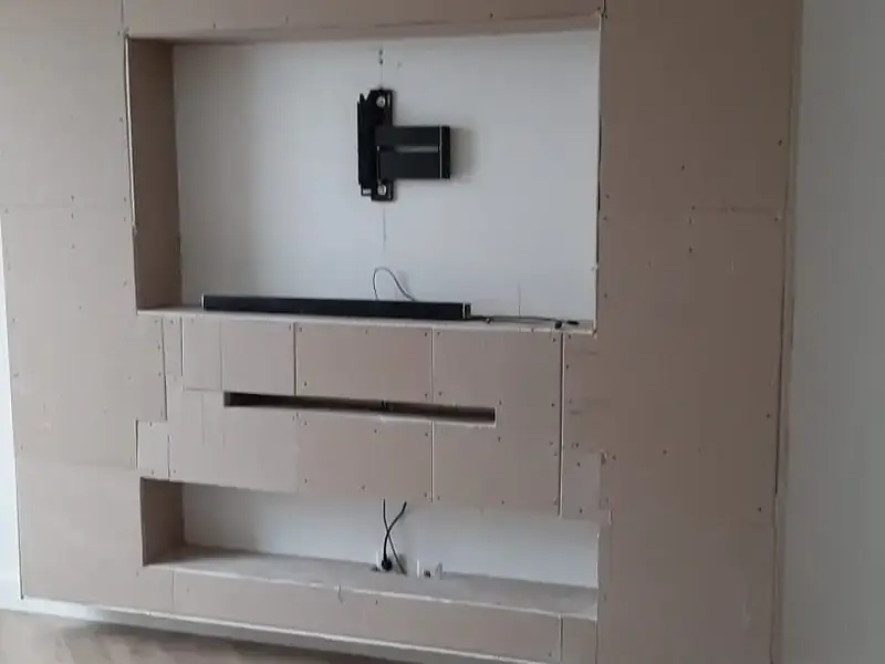 Tv-wand in opbouw, opgebouwd uit MDF-platen vóór het stucwerk