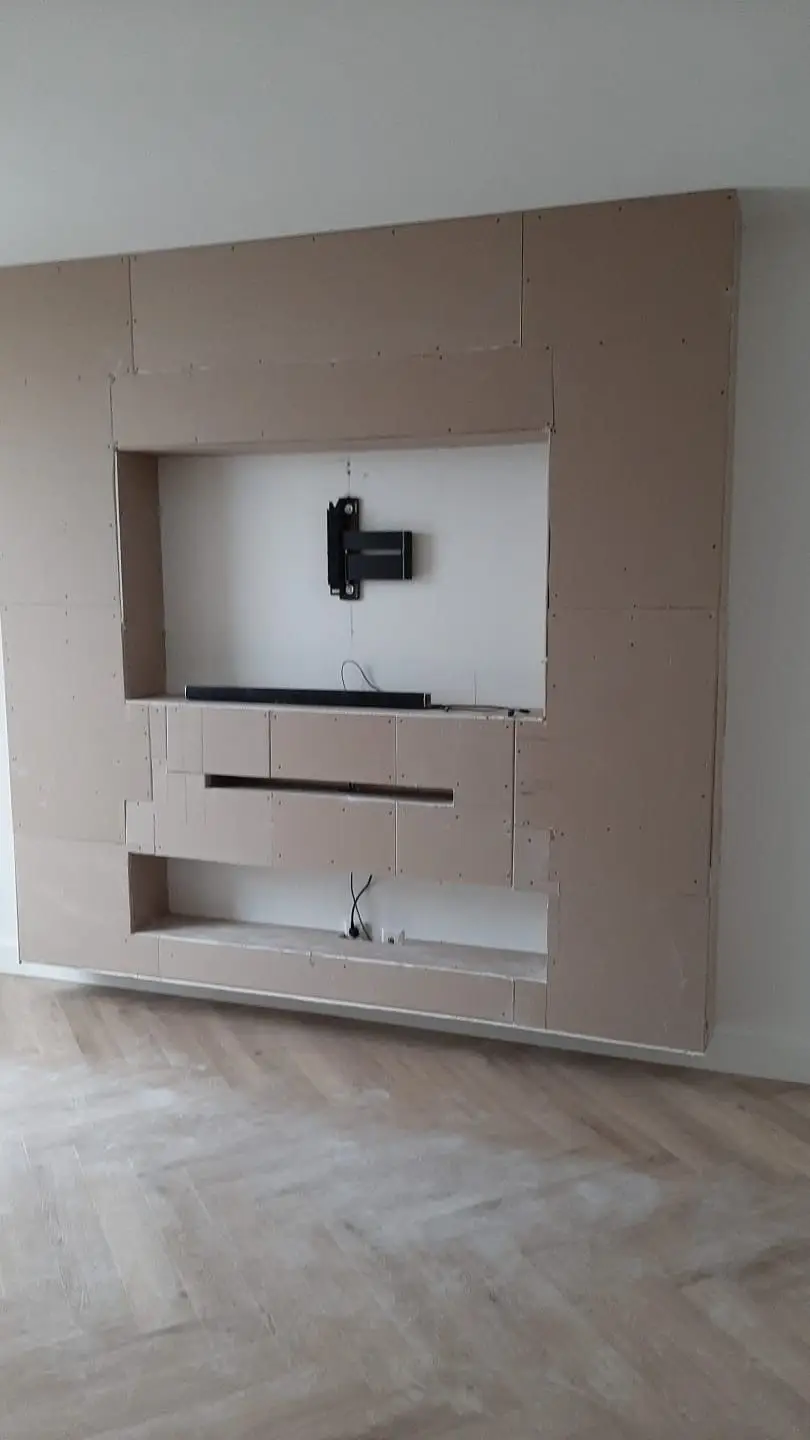 Tv-wand in opbouw, opgebouwd uit MDF-platen vóór het stucwerk